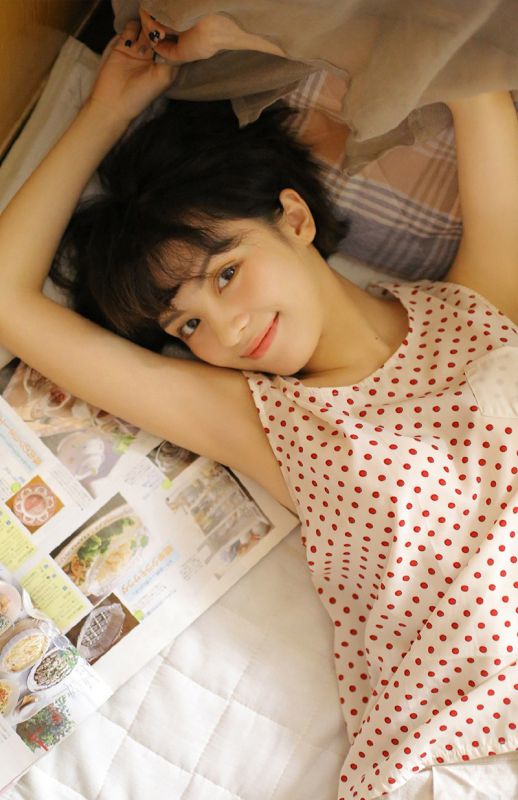 邻家少女闺房酥胸吊带裙唯美清爽写真
