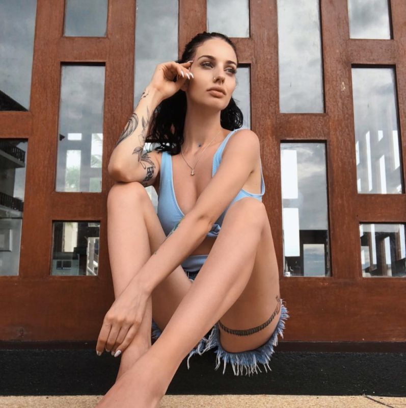 挑逗美女欧美av落水露奶浴袍加身裸体艺术照