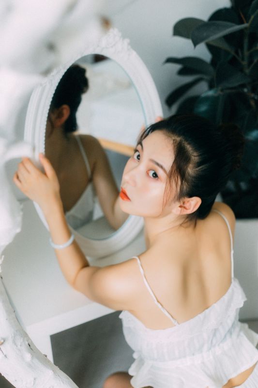 白嫩少妇深v爆乳床上妖娆风骚诱惑性感写真图片