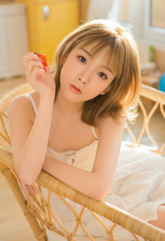 00后短发少女室内白裙美乳诱惑写真