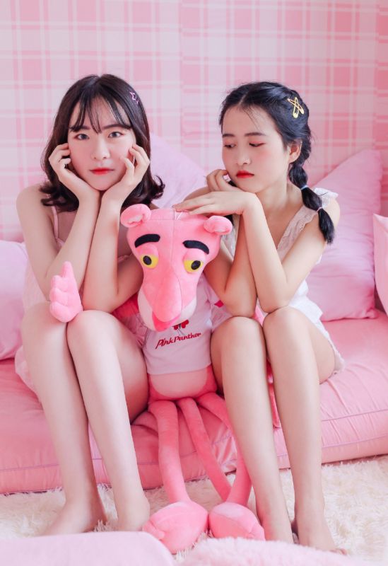 粉红美女闺蜜长腿诱人私房性感内衣火辣写真