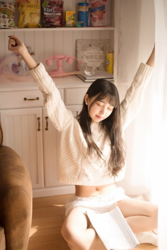 90后甜美气质长发尤物美女唯美梦幻私房美腿写真