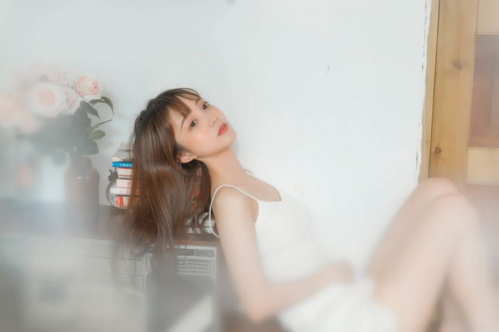 内衣尤物美女清新吊带慵懒可爱性感酥胸写真