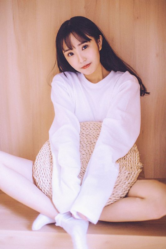 清秀养眼美少女纯白浴袍裸露出白嫩酥胸性感诱惑写真
