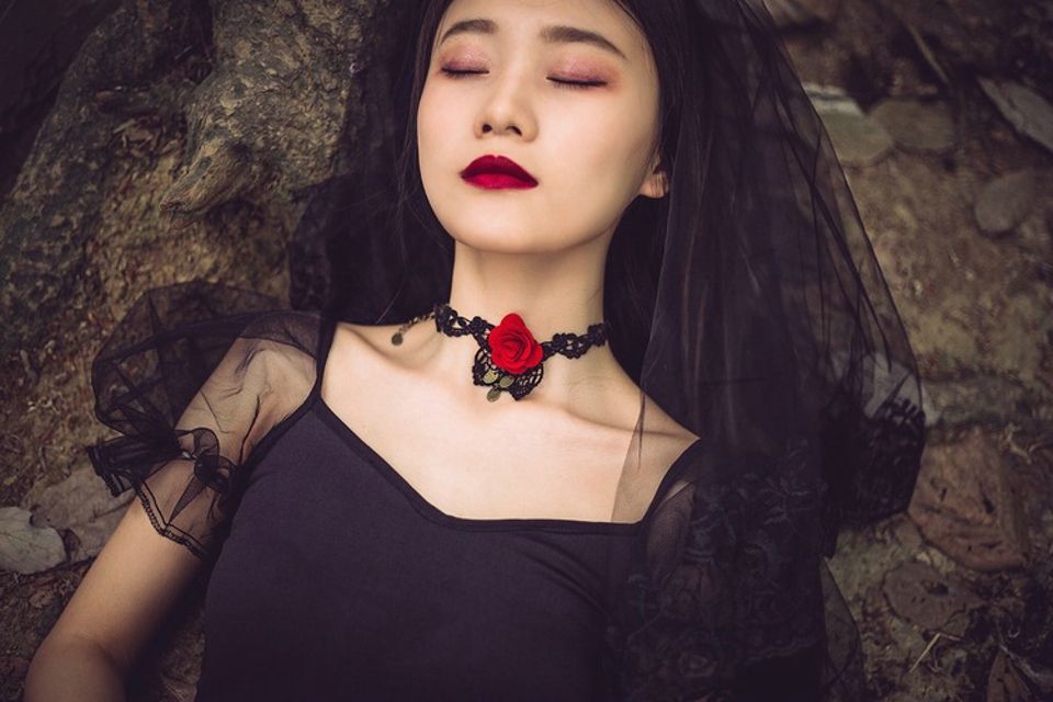 冷艳神秘红唇美女御姐森林系个人写真艺术性感图片