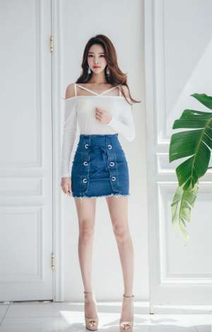 韩国美腿美女模特牛仔A裙性感翘臀火辣写真