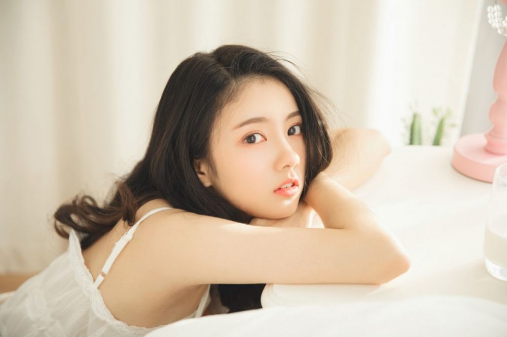 睫毛弯弯纯洁少女吊带内衣清晨喝牛奶性感情趣写真