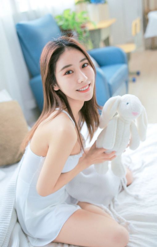 长相甜美的姨母爆乳诱惑吊带睡衣丰满诱人的性感嫂子图片