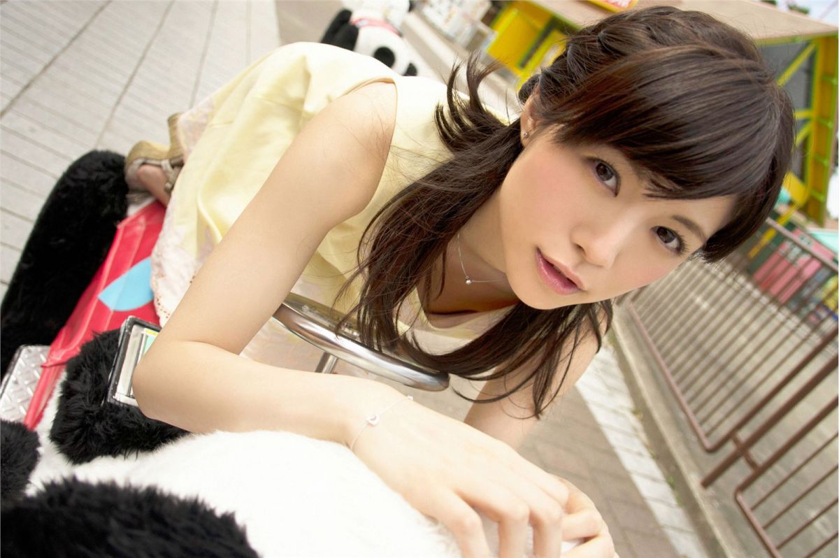 日本90后美女松川佑依子清新外拍