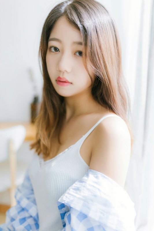 居家少女白色吊带香肩露乳性感妩媚生活写真