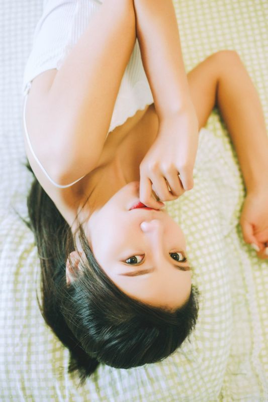 单马尾少女白嫩美腿乳沟摄人心魄写真