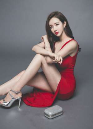 韩国人气美女模特李妍静低胸红裙礼服摇曳生姿风情迷人写真