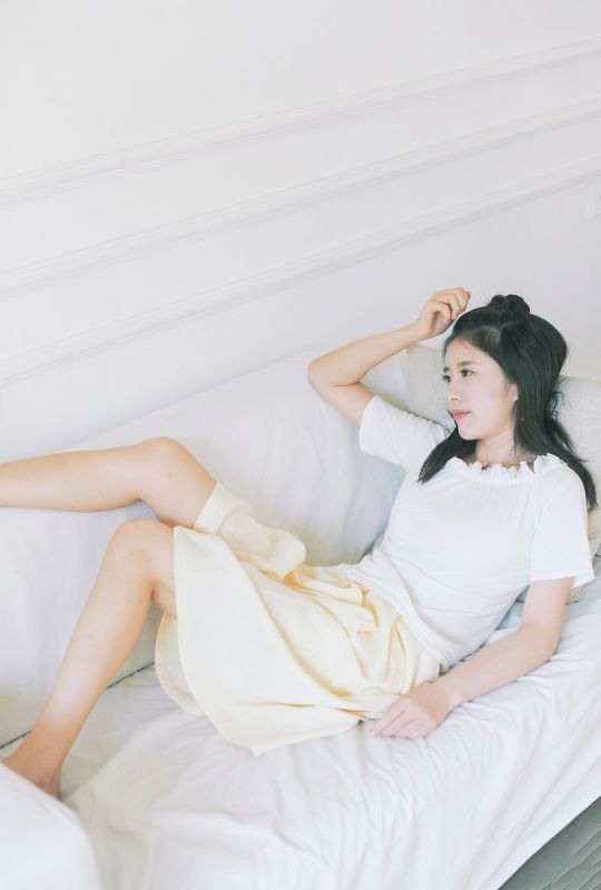 妖娆多情美女少妇白衬衣房内妩媚酥胸大奶诱惑写真