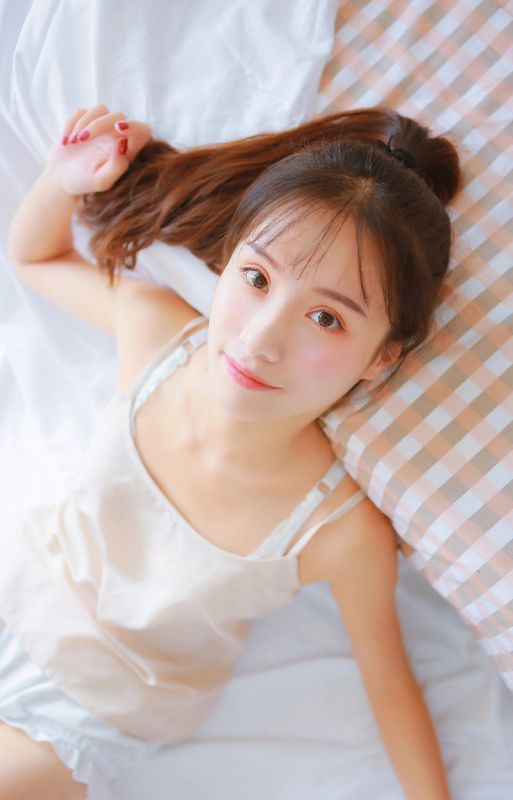 白色内裤美女模特吊带酥胸性感妖娆写真