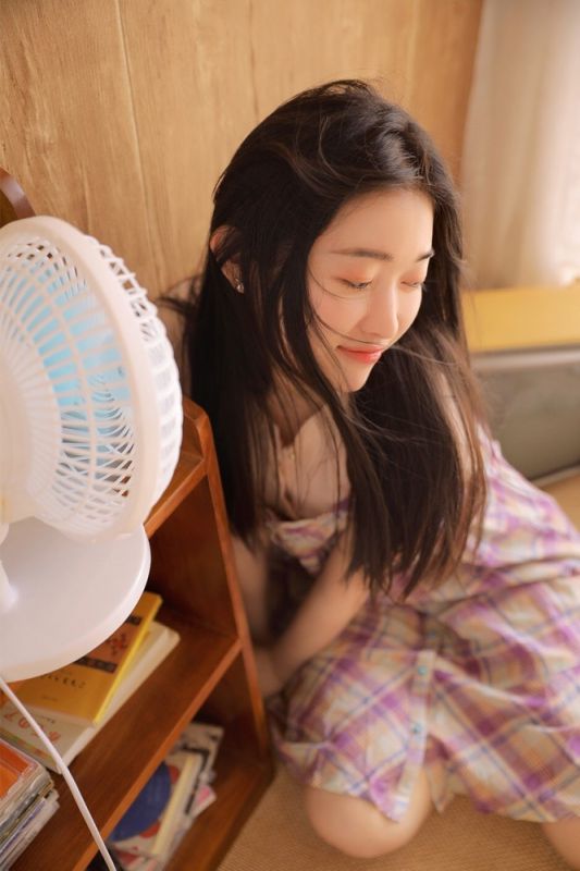 猫系少女长裙迷人小清新唯美居家写真