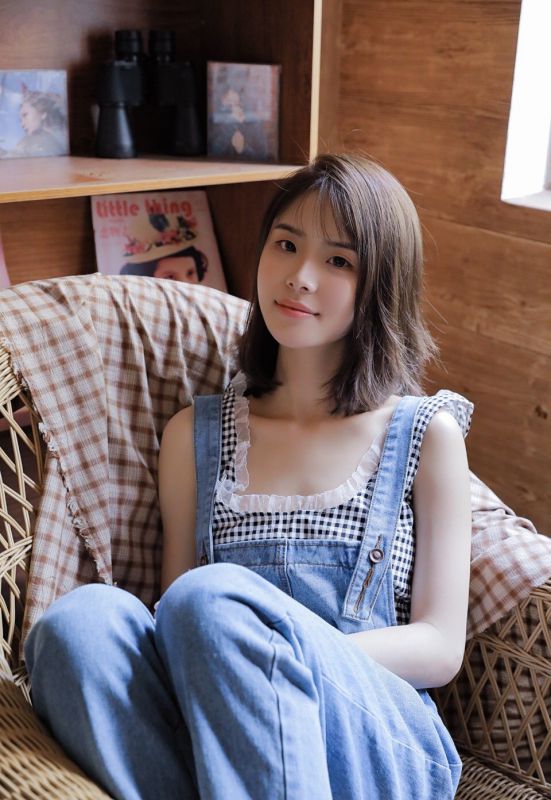 性感背带裤美女蕾丝情趣内衣酥胸诱惑大胆人体写真