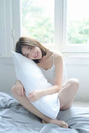美乳美女床上性感酥胸吊带私房诱惑写真