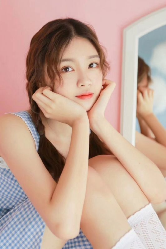粉嫩红唇小萝莉可爱诱惑私房内衣撩人写真