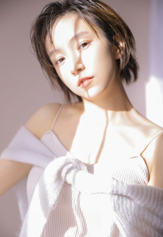 短发吊带少女小露香肩性感锁骨火辣诱惑写真
