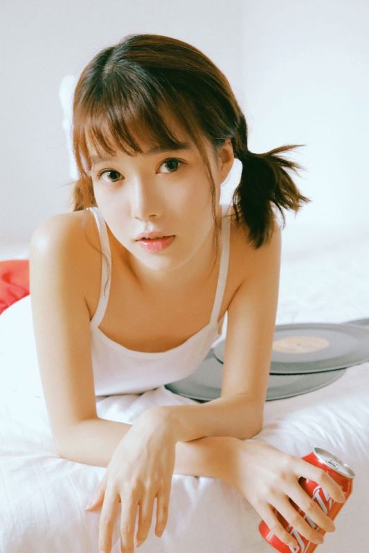 日本少女可爱素颜美腿播音机室内写真