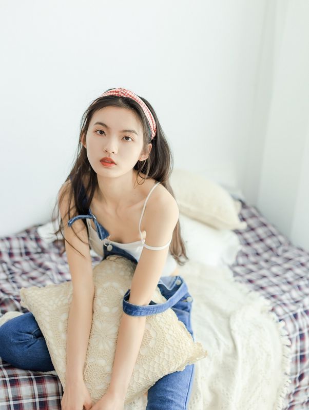 美女模特性感背带裤诱人香背美腿白嫩诱惑写真