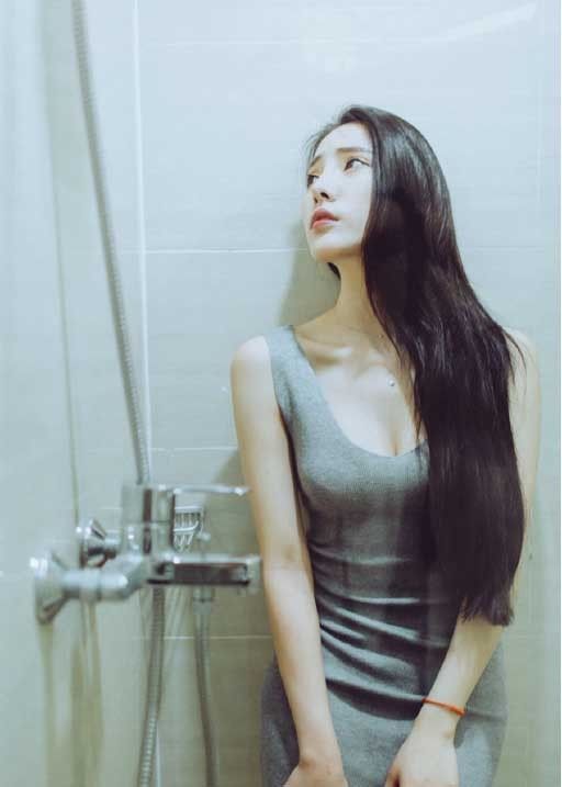 极品御姐美女红唇爆乳浴室大胆湿身惹火福利写真