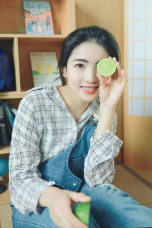 牛仔背带裤青春少女格子衬衫居家长腿性感写真