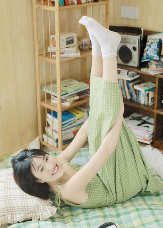 素颜美女淡绿小吊带裙小清新诱人酥胸性感白丝美腿照
