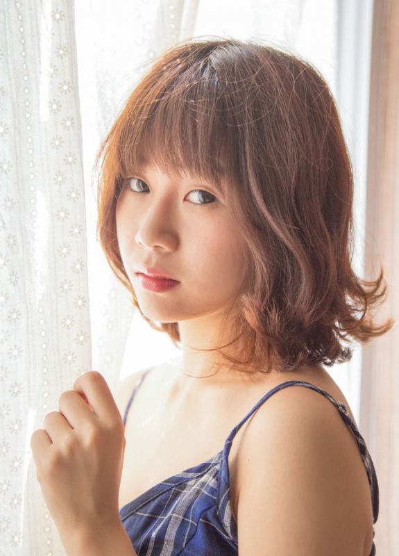 小波卷发美少女格子吊带裙性感裸背酥胸诱惑图片