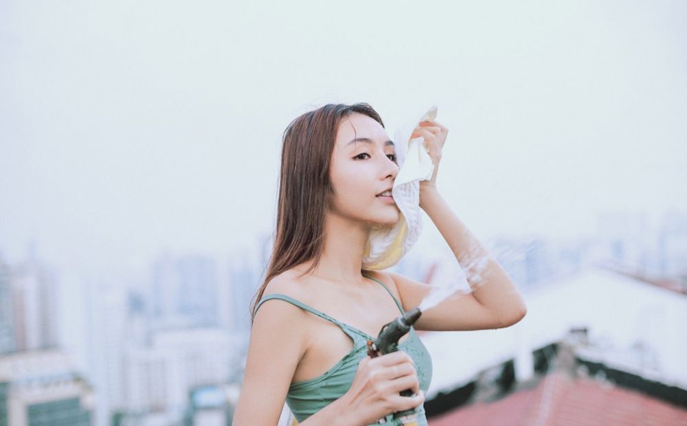 运动少女户外湿身大奶喷射大腿写真