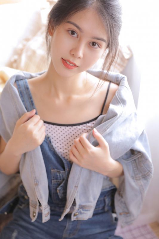 95后青春少女沙发上背带裤吊带脱落性感诱惑写真