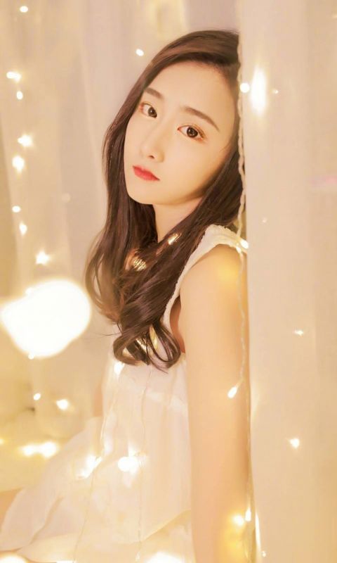 气质惊艳女神私房纯白内衣漂亮美女写真