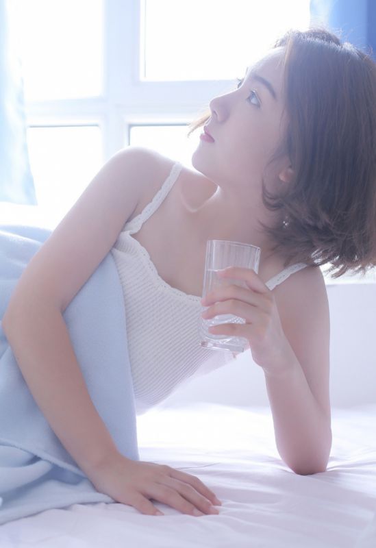 童颜巨乳国模少妇吊带内衣私拍全体超大尺度图片