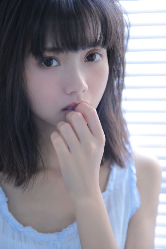 童颜少女浴室唯美养眼氧气稚嫩玉足美腿图片