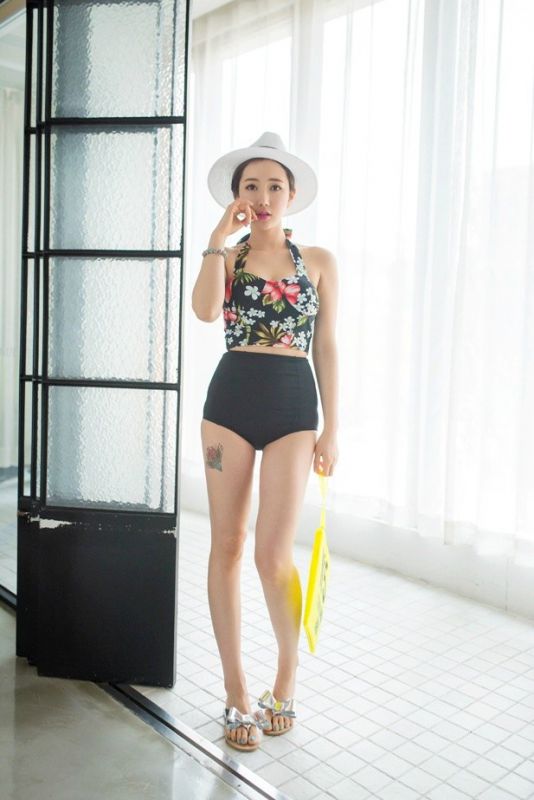 韩国御姐美女李妍静性感泳装雪肌爆乳诱惑写真