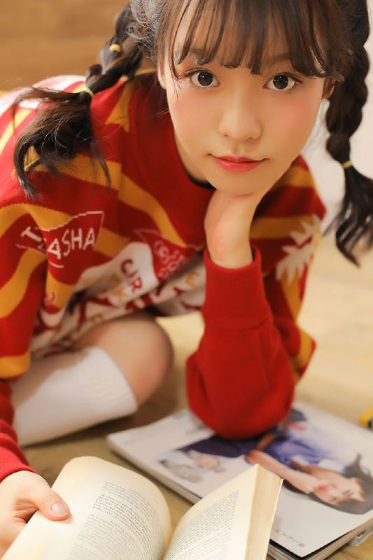 性感高颜值校花卖萌脸蛋夏日热辣短裤私房长腿写真