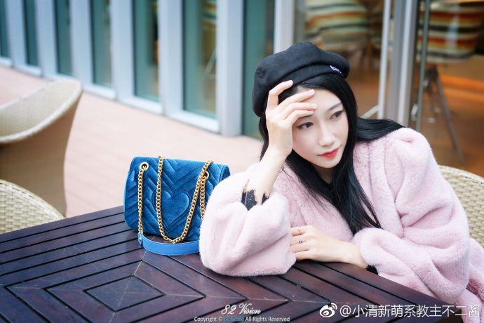 街拍美女网红御姐户外高筒靴性感火辣美腿图片