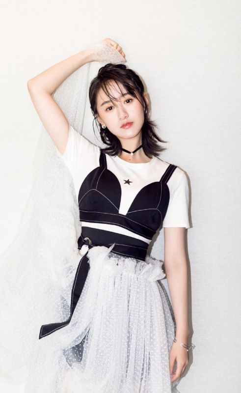 白嫩长腿少女袁冰妍活动现场文艺古典图片