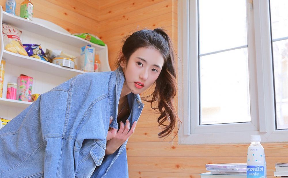 扎马尾的内衣女孩牛仔长裤性感美腿居家诱惑写真