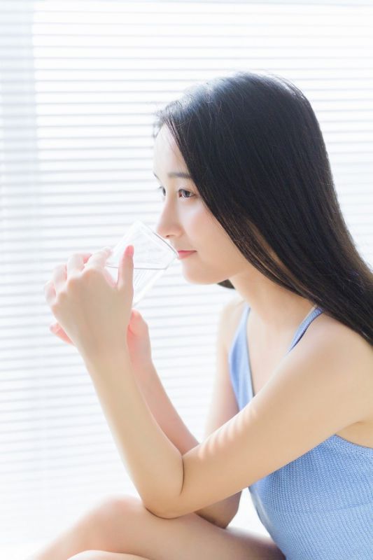 淡妆白皙清纯美女闺房大胆蓝色吊带酥胸性感高清写真