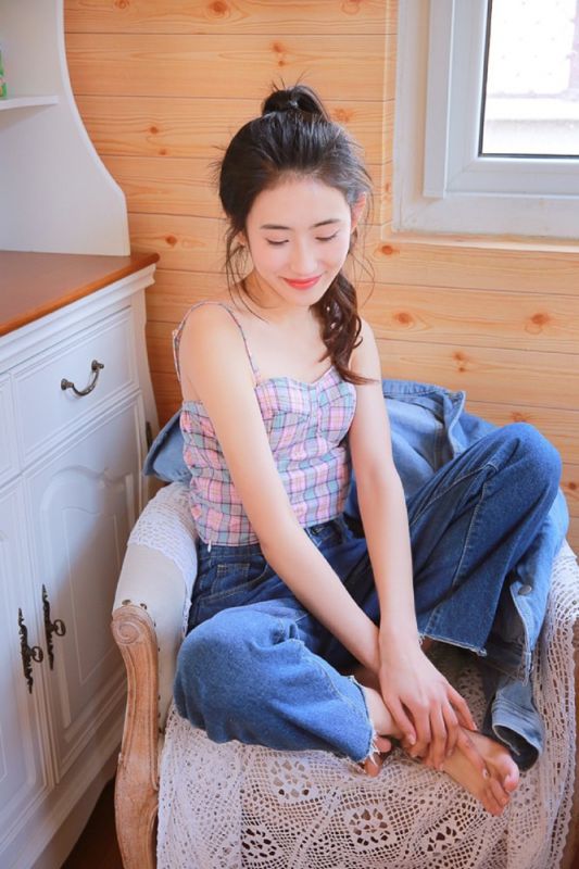 扎马尾的内衣女孩牛仔长裤性感美腿居家诱惑写真