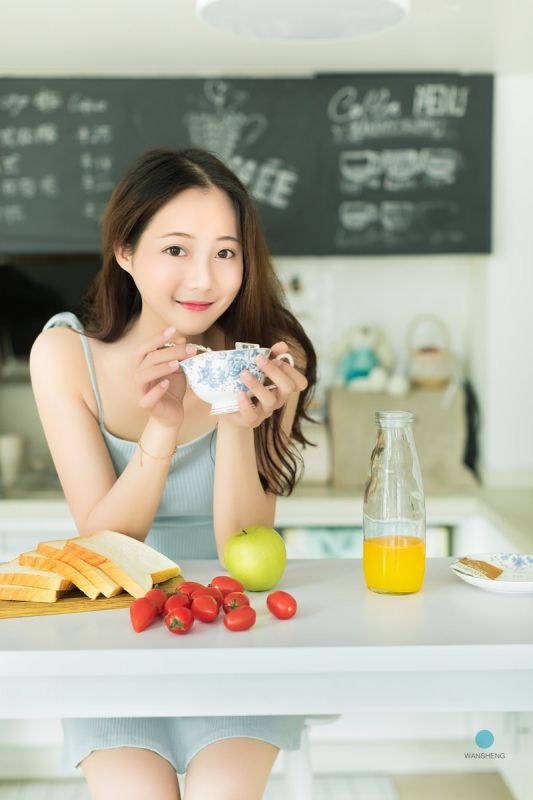 小卷发美少女吊带内衣雪肌嫩乳性感美腿写真