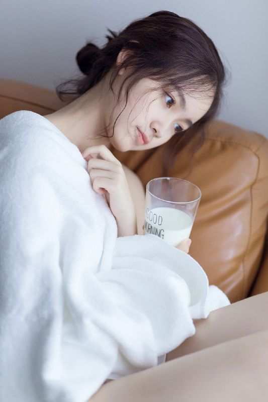 清秀养眼美少女纯白浴袍裸露出白嫩酥胸性感诱惑写真