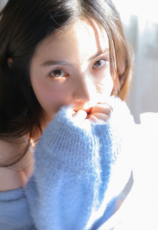长发冷艳美女御姐吊带美乳床上性生活姿势写真