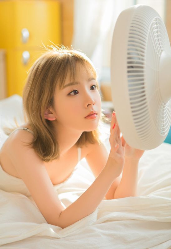 00后短发少女室内白裙美乳诱惑写真