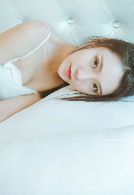 单马尾少女白嫩美腿乳沟摄人心魄写真