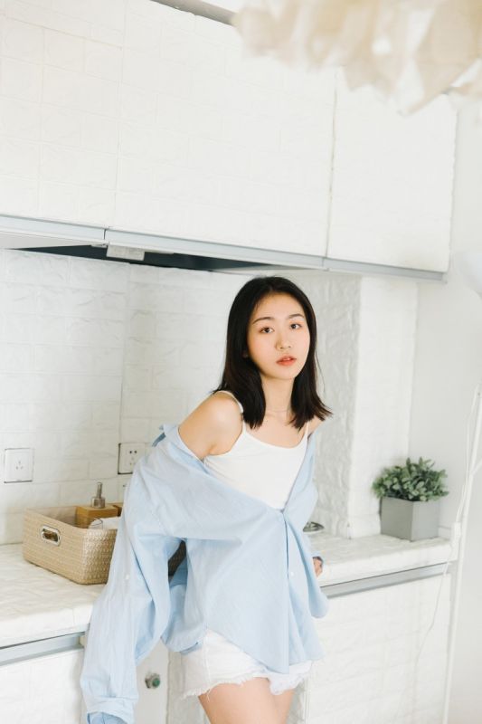 00后微乳少女蕾丝吊带内衣性感丰臀诱惑写真