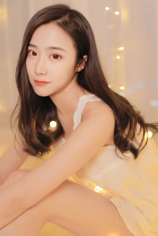 气质惊艳女神私房纯白内衣漂亮美女写真