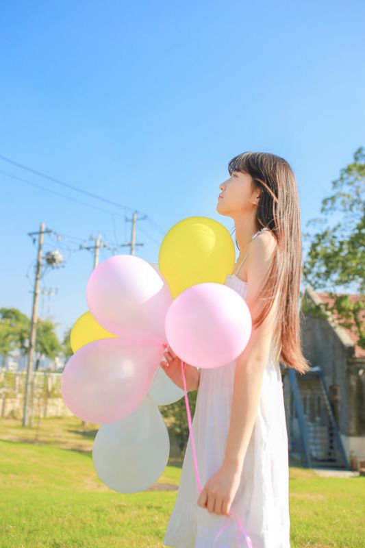 娇小阳光少女妹妹吊带抹胸白裙子性感微乳美足玉腿诱惑写真