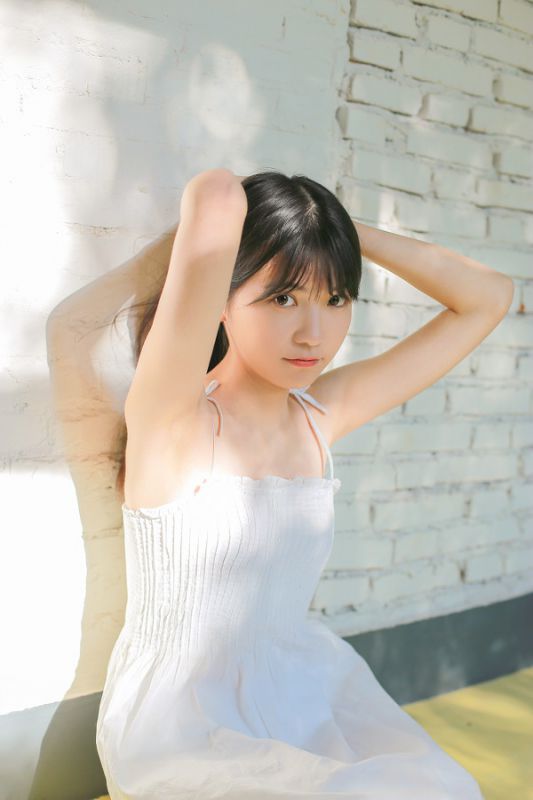 娇小阳光少女妹妹吊带抹胸白裙子性感微乳美足玉腿诱惑写真